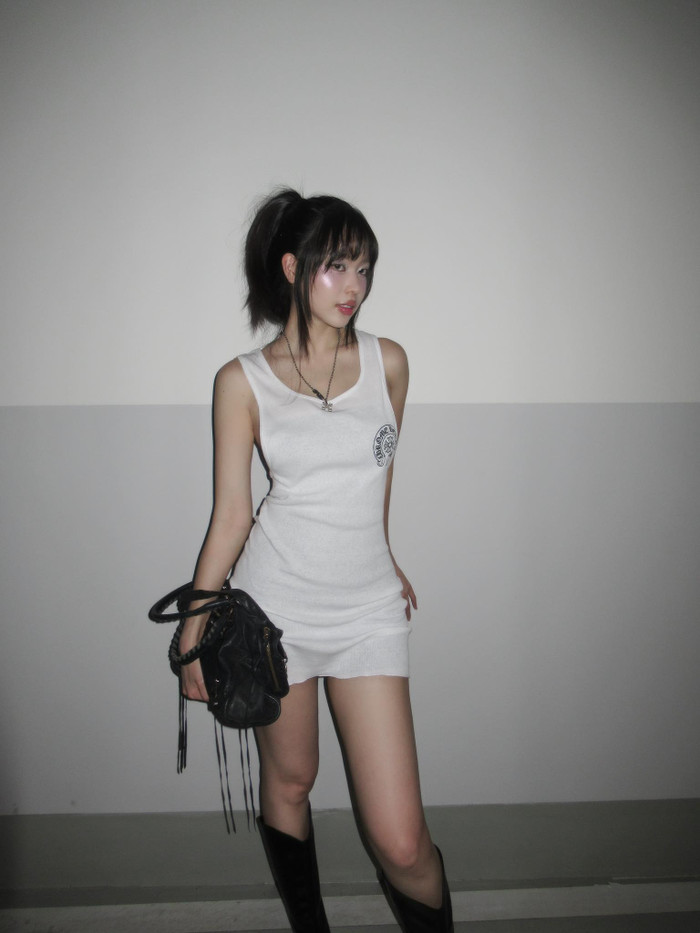 Khác với phong cách lộng lẫy mỗi khi xuất hiện trên sân khấu, đời thường của Hoa hậu Thanh Thủy gắn với gu thời trang trẻ trung.