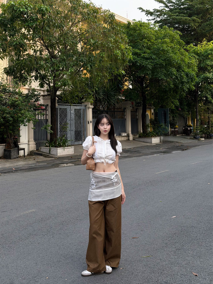 Thiết kế giúp nàng hậu khoe vòng eo quyến rũ, thon thả.&nbsp;