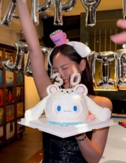 Jennie vướng tranh cãi lớn với tiệc sinh nhật tuổi 30 Ảnh 1