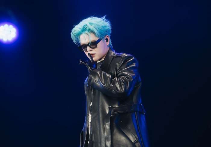 Nam ca sĩ bị cháy tóc khi đang biểu diễn, cộng đồng mạng 'thót tim' Ảnh 6