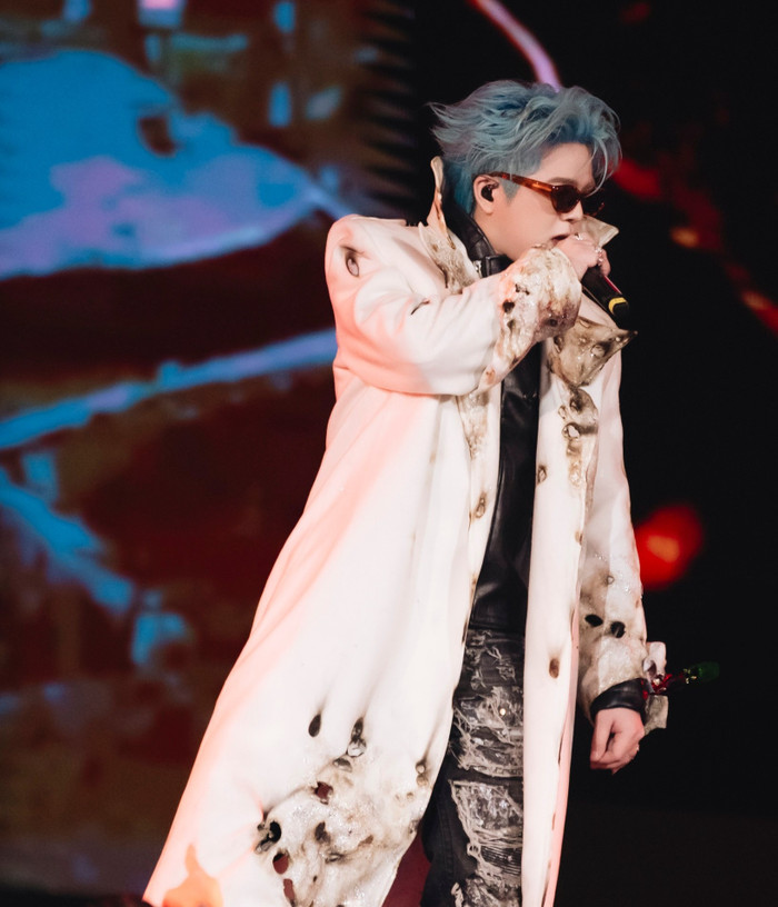 Nam ca sĩ bị cháy tóc khi đang biểu diễn, cộng đồng mạng 'thót tim' Ảnh 1