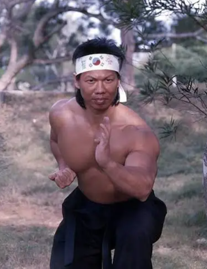 Với võ thuật thực chiến và phong cách diễn xuất mạnh mẽ, Lương Tiểu Long để lại di sản khó thay thế trong lịch sử phim võ thuật. - Ảnh: Sohu &nbsp;