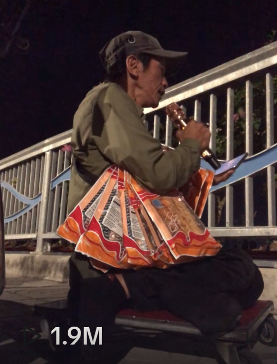 Người đàn ông khuyết tật hát rong trên phố, giọng hát hút gần 2 triệu lượt xem Ảnh 1