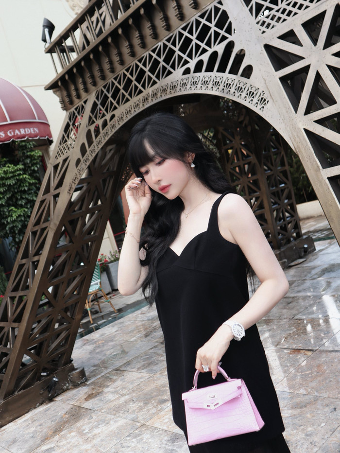 Mẫu đồng hồ Chopard được Mina Phạm thường xuyên diện trong mỗi sự kiện hay các chuyến đi du lịch nhằm phục vụ cho tính thời trang và ăn khớp với bộ trang phục. (Ảnh: FBNV)