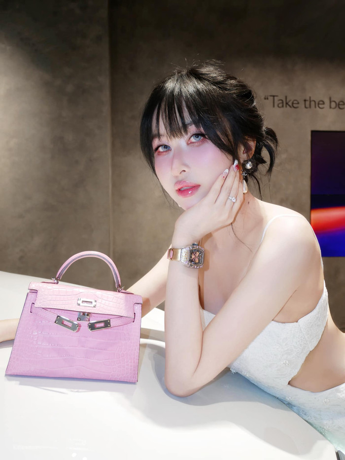 Vợ doanh nhân Minh Nhựa sở hữu bộ sưu tập đồng hồ đắt giá không kém cạnh chồng mình. (Ảnh: FBNV)