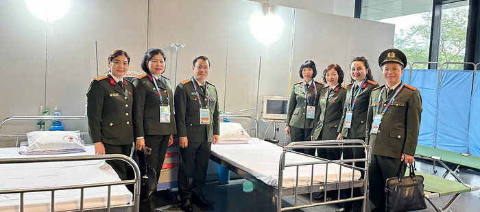 Đại tá Mai Thị Kim Thanh - Phó Cục trưởng Cục Y tế, Bộ Công an; Đại tá Nguyễn Tiến Quang- Giám đốc Bệnh viện 198; Đại tá Đỗ Thị Lệ Thuý – Phó Giám đốc Bệnh viện 198 cùng lãnh đạo phòng chức năng cục Y tế - Bộ Công an thăm và kiểm tra công tác bảo đảm y tế.&nbsp;