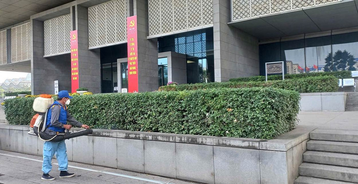 Nhân viên y tế phun thuốc khử khuẩn, phòng chống dịch bệnh.&nbsp;