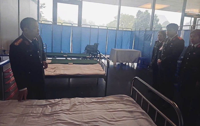 Đại tá, PGS.TS Nguyễn Tiến Quang - Giám đốc Bệnh viện 198, Bộ Công an kiểm tra công tác bảo đảm y tế phục vụ Đại hội lần thứ XIV Đảng tại điểm trực y tế lưu động Bảo tàng Hà Nội của BV CATP Hà Nội.&nbsp;