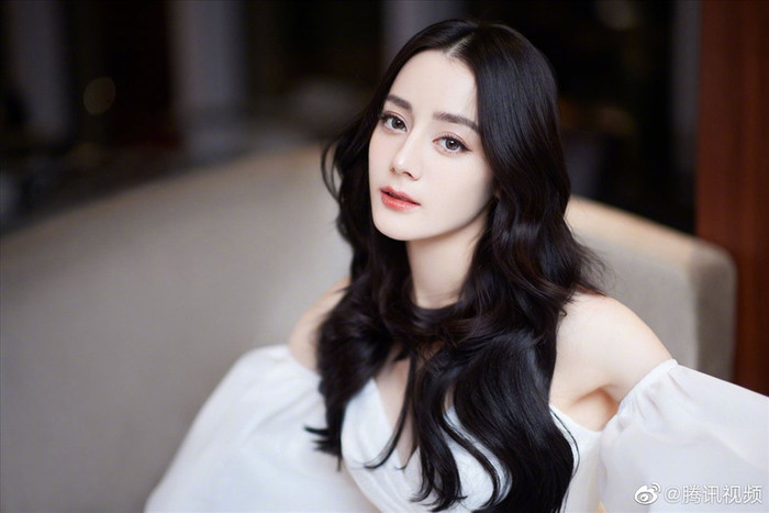 Trước đó, Địch Lệ Nhiệt Ba thường xuất hiện với mái tóc dài và có phần nữ tính.