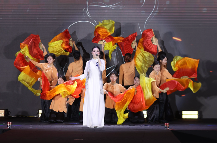 Top 12 Duyên Dáng Ngoại thương đã mang đến cho khán giả những màn trình diễn mãn nhãn. Ảnh: BTC