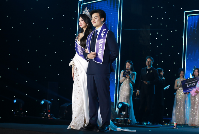 Hình ảnh hai thí sinh Phan Trâm Anh và Nguyễn Cao Thiên Bảo khi đăng quang tại cuộc thi Duyên dáng Ngoại thương. Ảnh: BTC