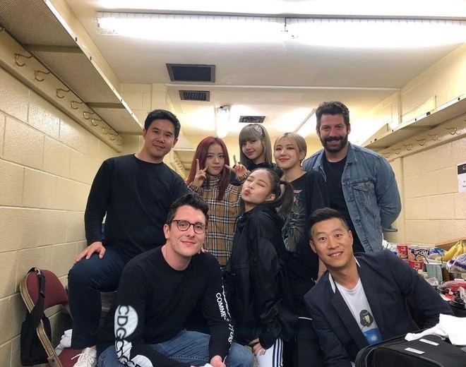 Jeremy Erlich trong khung hình chụp với BLACKPINK.