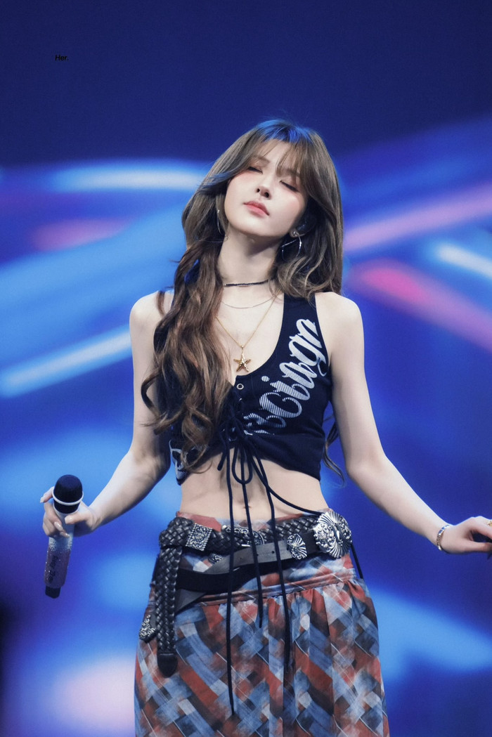 Triệu Lộ Tư ngày càng đa dạng trong phong cách thời trang và không còn bó hẹp trong hình ảnh dễ thương như ngày trước.