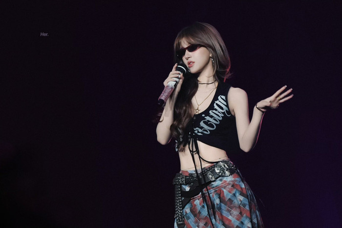 Triệu Lộ Tư lựa chọn trang phục mang phong cách cá tính, trẻ trung.