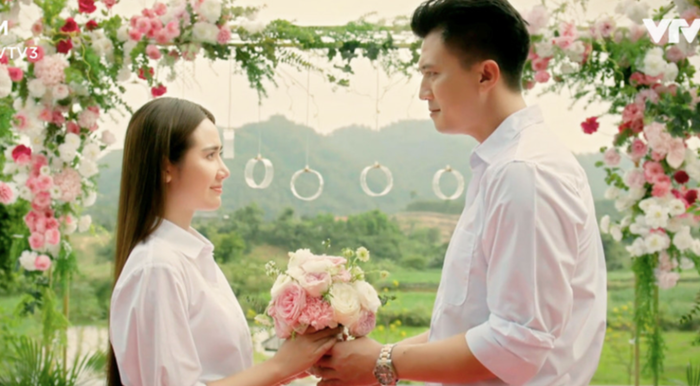 Viễn và Ngân có cái kết viên mãn khi cả hai về bên nhau. - Ảnh: NSX&nbsp;