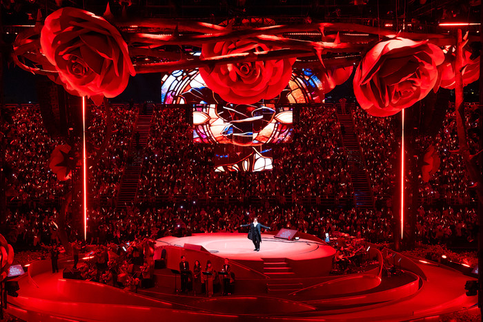 Sự tử tế của Hà Anh Tuấn không chỉ nằm trong giai điệu hay ca từ. Nó hiện diện ngay cả trong cách anh bày trí sân khấu cho mỗi live concert.