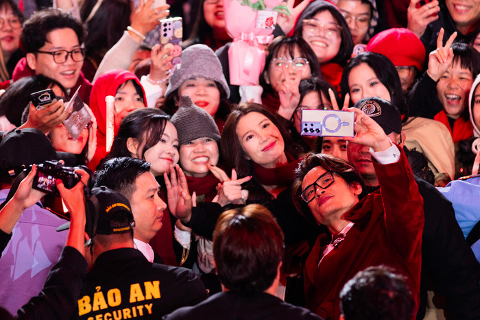 Hà Anh Tuấn giữa vòng tay của khán giả.