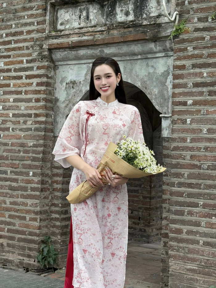 Hoa hậu Đỗ Thị Hà đã chia sẻ bí quyết chọn giày ngày Tết vừa đảm bảo tính thời trang, vừa nâng niu đôi bàn chân. Ảnh: FBNV