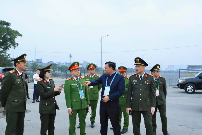 Đại tá Nguyễn Tiến Đạt – Phó Giám đốc CATP Hà Nội trực tiếp chỉ đạo, kiểm tra buổi diễn tập phương án bảo đảm trật tự, an toàn giao thông phục vụ Chương trình nghệ thuật đặc biệt.&nbsp;