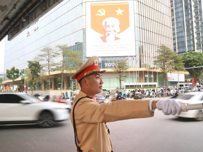 CSGT hướng dẫn các phương tiện di chuyển theo phương án của Công an Thành phố.&nbsp;