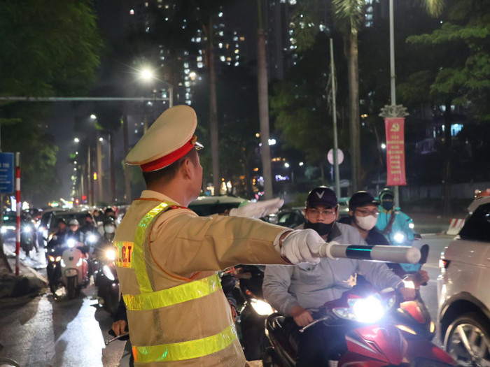 Lực lượng CSGT triển khai phương án phân luồng thành nhiều lớp, duy trì TTATGT.&nbsp;