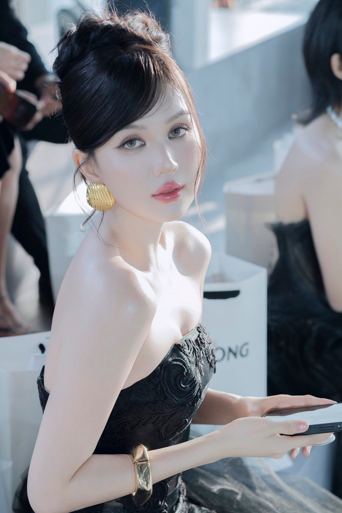 Ngọc Trinh từng chật vật diện một chiếc váy có thiết kế dạng corset ôm sát cơ thể. Ảnh: FBNV