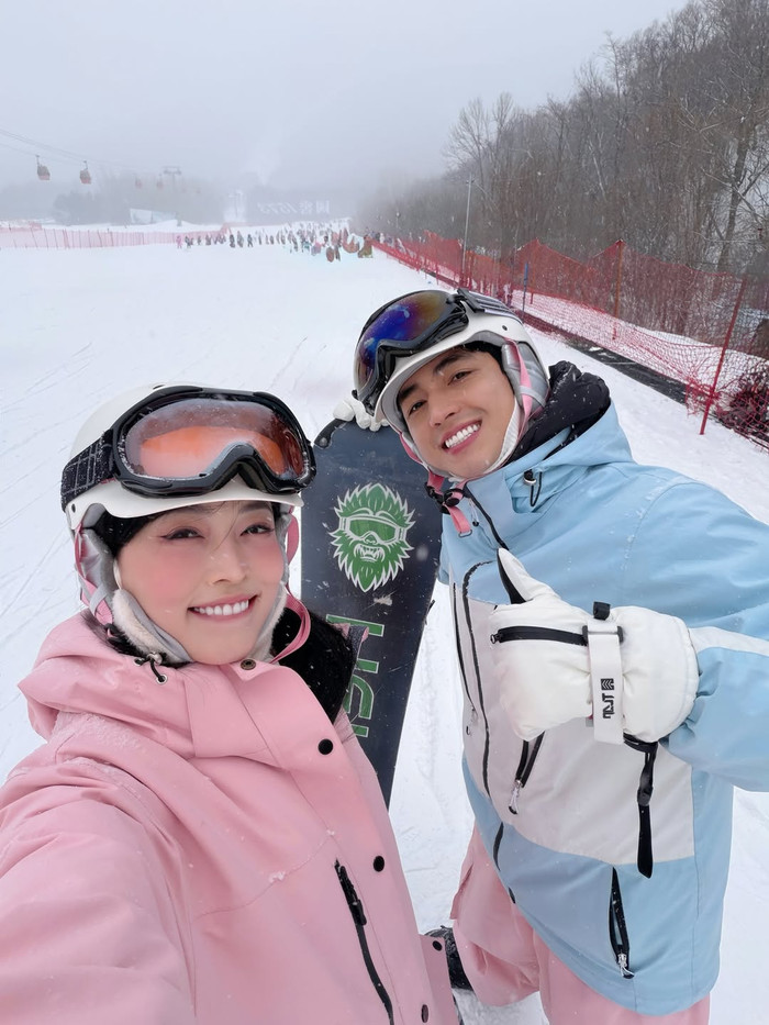 Phương Nga và Bình An gây chú ý với loạt ảnh giữa trời tuyết vừa mới đăng tải (Ảnh: ISNV).