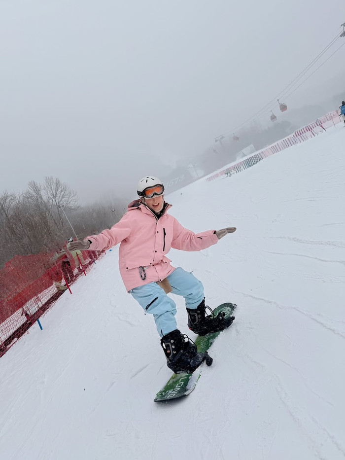 Hình ảnh Phương Nga lần đầu thử sức với bộ môn trượt tuyết (Ảnh: ISNV).