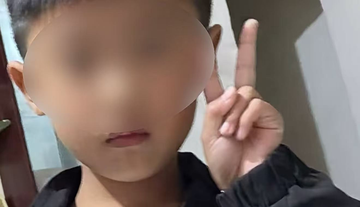 Cháu trai bị cảm, ông nội cho uống chai nước có vị lạ rồi xảy ra sự việc đau lòng ngay sau đó Ảnh 1