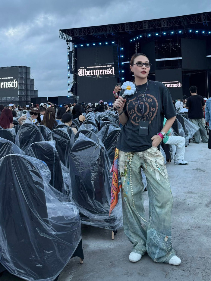 Đàm Thu Trang diện mẫu đồng hồ Rolex nổi bật khi đến với concert của G-Dragon tại Hà Nội. (Ảnh: FBNV)