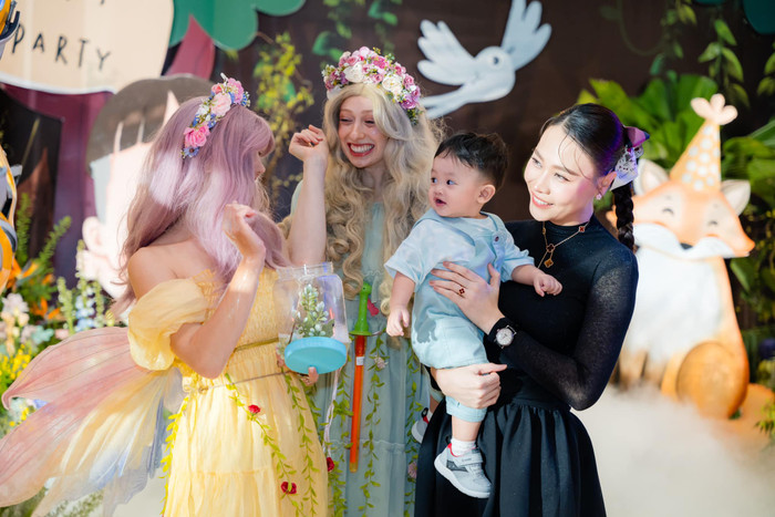 Vợ doanh nhân Cường Đô La diện mẫu đồng hồ Patek Philippe trong tiệc sinh nhật của con trai. (Ảnh: FBNV)