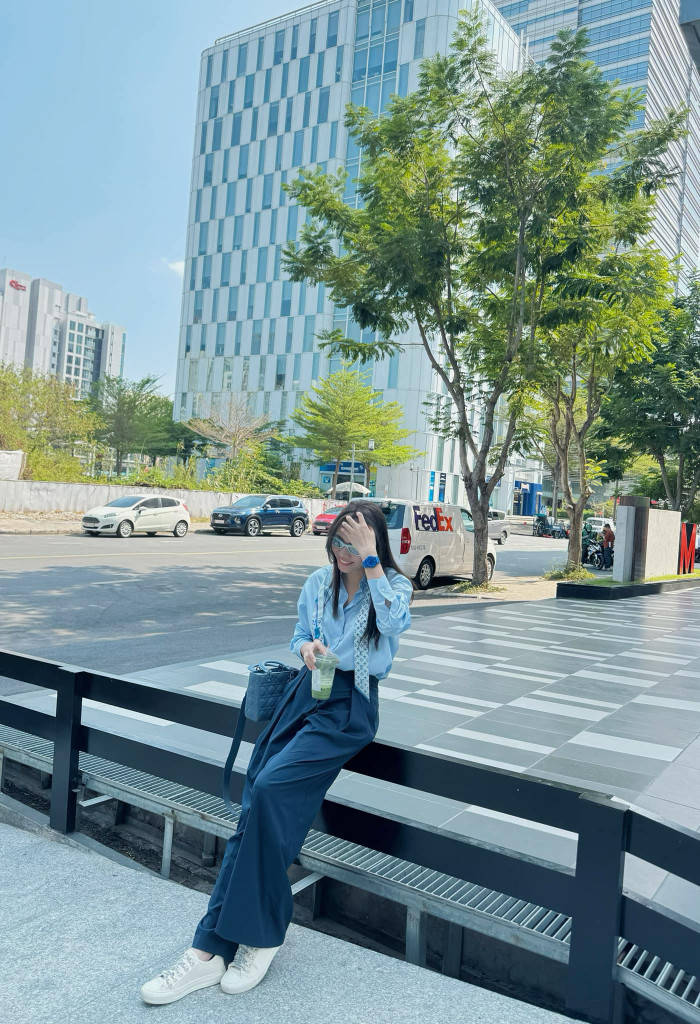 Vợ doanh nhân Cường Đô La sở hữu một mẫu đồng hồ màu xanh đặc biệt đến từ thương hiệu Zenith. (Ảnh: FBNV)