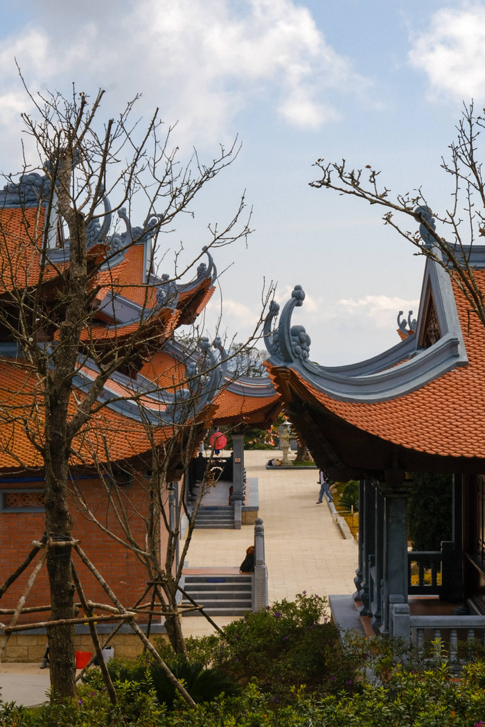 Khoảng nửa tháng trở lại đây, lượng du khách đổ về khu vực Hòn Bà tăng đột biến, đặc biệt vào các ngày cuối tuần. Tuyến đường đèo dẫn lên chùa thường xuyên rơi vào tình trạng đông đúc, có thời điểm xảy ra ùn ứ do lượng xe cá nhân và nhóm phượt cùng lúc di chuyển. Ảnh: Phạm Trường