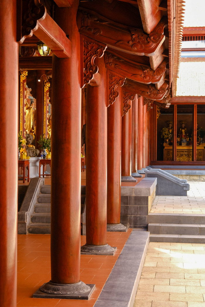 Không chỉ gây ấn tượng bởi vị trí đặc biệt, chùa Trúc Lâm Hòn Bà còn mang đậm dấu ấn kiến trúc gỗ truyền thống của Thiền phái Trúc Lâm Yên Tử. Ảnh: Phạm Trường