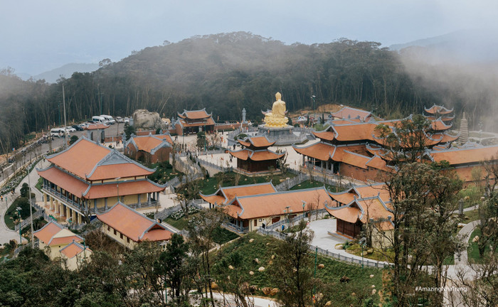 Ẩn mình giữa núi rừng nguyên sinh ở độ cao hơn 1.500m so với mực nước biển, chùa Trúc Lâm Hòn Bà đang trở thành điểm đến tâm linh – du lịch được nhiều du khách tìm kiếm ngay từ những tháng đầu năm 2026. Ảnh: AmazingNhaTrang