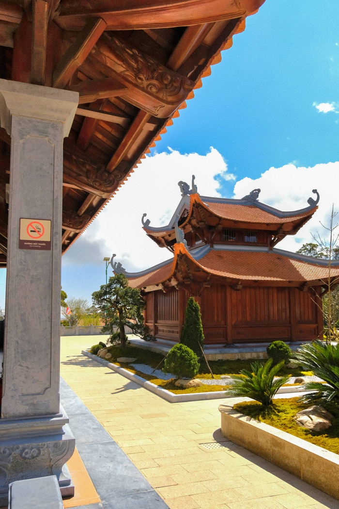 Trên mạng xã hội, hình ảnh check-in tại chùa Trúc Lâm Hòn Bà xuất hiện dày đặc, từ những khoảnh khắc săn mây bồng bềnh cho đến khung cảnh rừng núi chìm trong sương mù, càng góp phần “đẩy nhiệt” cho điểm đến này trong những ngày đầu năm 2026. Ảnh: Phạm Trường