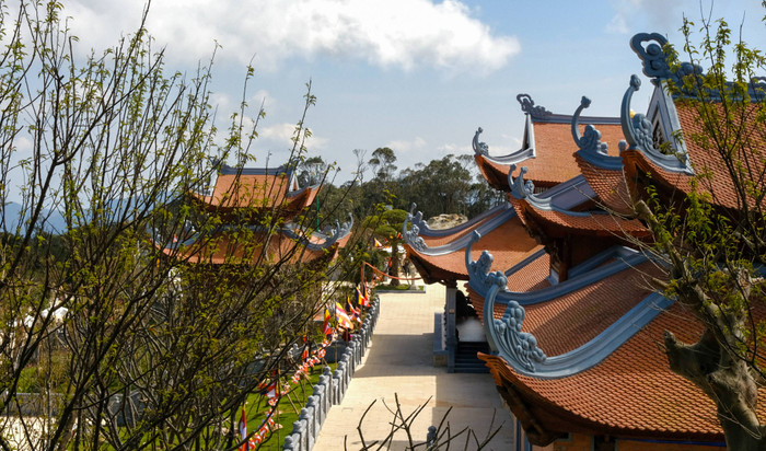 Với khí hậu se lạnh quanh năm, sương mù bảng lảng và không gian tĩnh lặng hiếm có, ngôi chùa được ví như “Đà Lạt của Khánh Hòa”, mang đến cảm giác an yên, tách biệt hoàn toàn khỏi nhịp sống ồn ào nơi phố thị. Ảnh: Phạm Trường