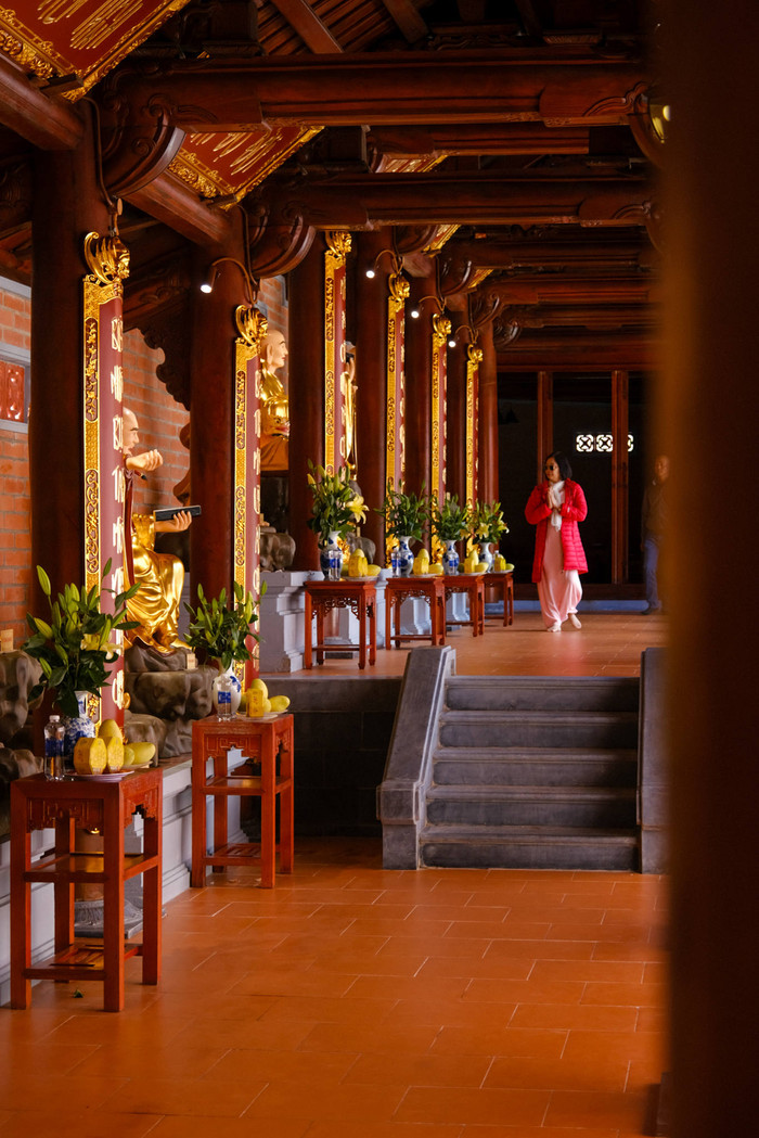 Du khách đến tham quan, dâng hương. Ảnh: Phạm Trường