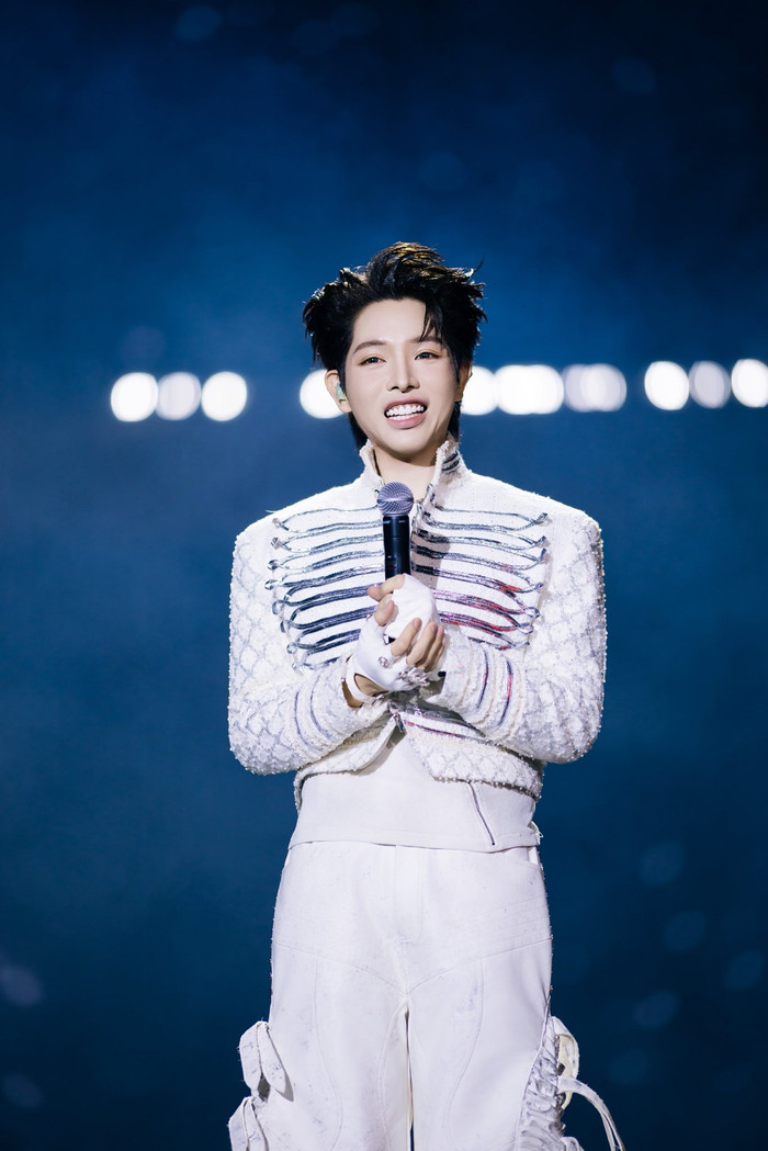 Đức Phúc gặt hái nhiều thành công trong sự nghiệp hoạt động nghệ thuật nhờ sự chăm chỉ, nỗ lực. Ảnh: FBNV