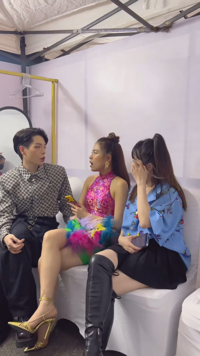 Đức Phúc thoải mái ngồi cạnh Hoàng Thùy Linh, liên tục trò chuyện với đối phương khi ở hậu trường. Ảnh: baotram150