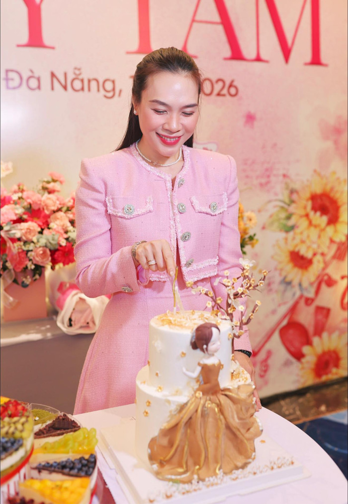 Trong dịp sinh nhật vừa qua, ca sĩ Mỹ Tâm thu hút sự chú ý với chiếc đồng hồ trị giá hơn 130 triệu đồng. Ảnh: FBNV