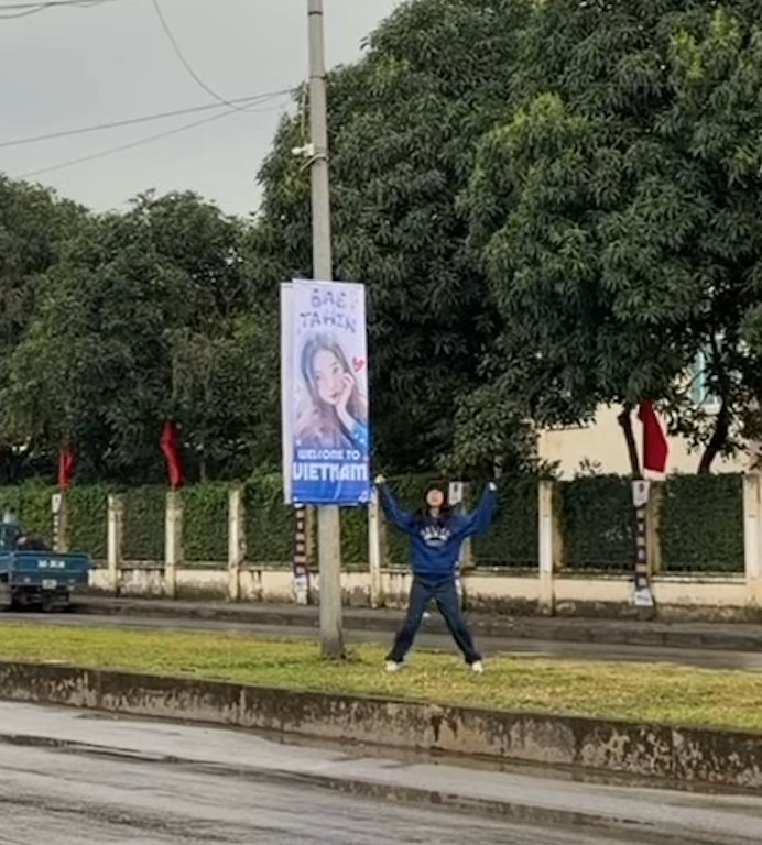 Suzy vui mừng check-in cùng với banner do người hâm mộ thực hiện tại Việt Nam. Ảnh: IGNV