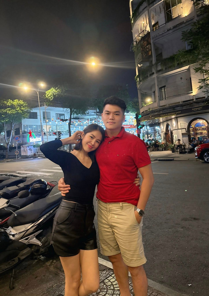 Khoảnh khắc tình tứ của Lê Phương bên chồng.
