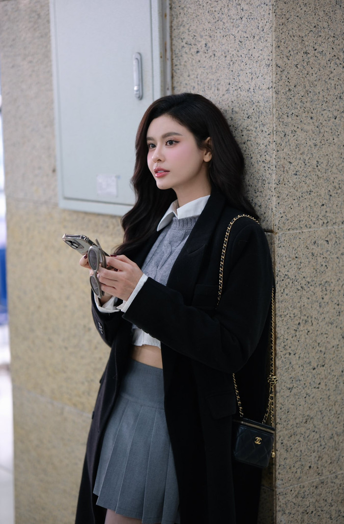 Nữ ca sĩ được nhiều khán giả nhận xét là ngày càng đẹp mặn mà nhưng không kém phần trẻ trung, cuốn hút.