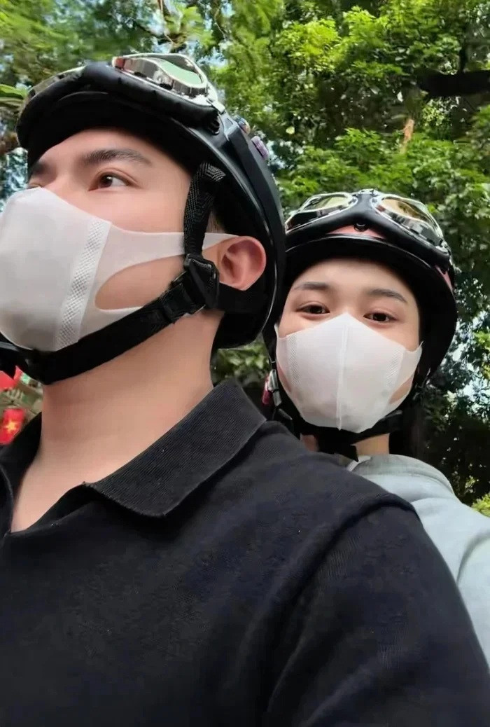 Nàng hậu thỉnh thoảng chia sẻ khoảnh khắc ngọt ngào bên chồng.