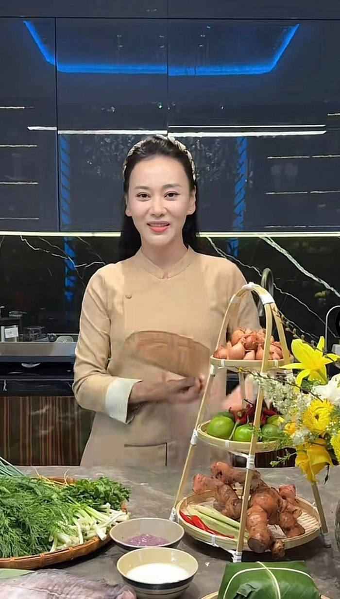 Phương Oanh trong một vlog nấu ăn trên mạng xã hội.