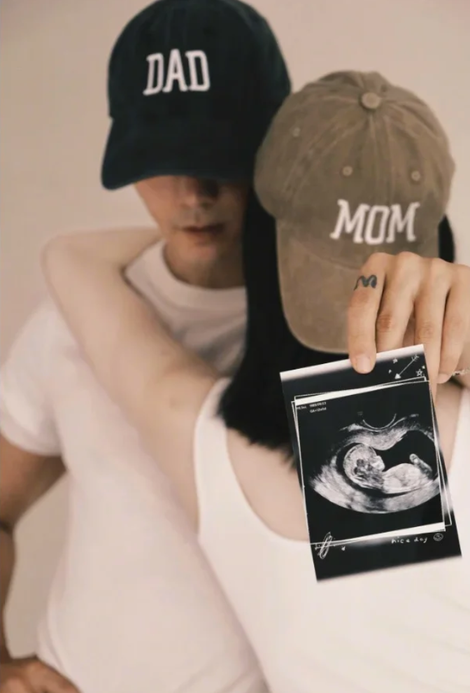 Trước đó, vào tháng 10/2025, Trần Vỹ Đình và Hà Tuệ đã công khai có con (Ảnh: Weibo nhân vật).