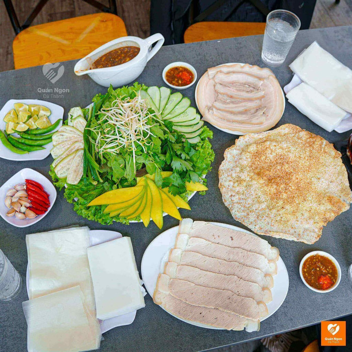 Món bánh tráng cuốn thịt heo chấm mắm nêm - đặc sản của Đà Nẵng. Ảnh: Quán ngon Đà Thành