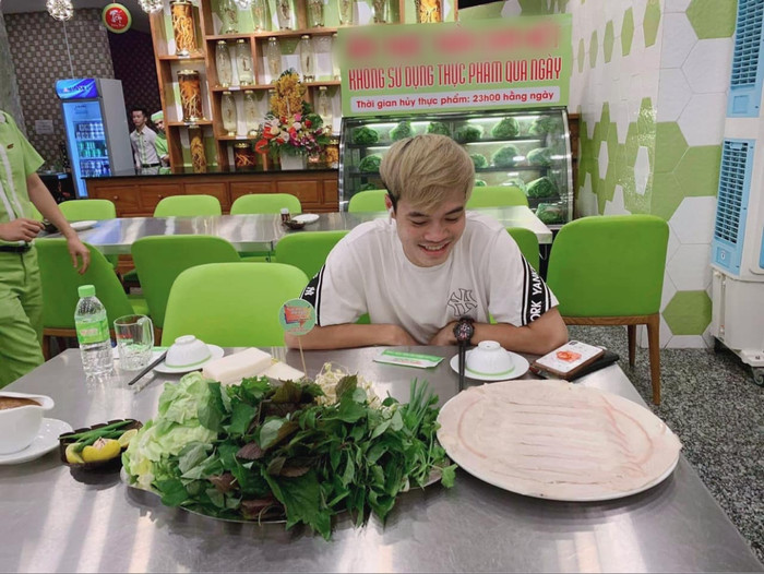 Văn Toàn tỏ ra hào hứng, thích thú với món thịt heo cuốn bánh tráng tại Đà Nẵng. Ảnh: FBNV