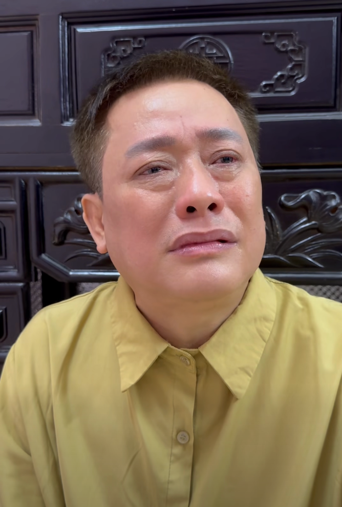 Tấn Bo khóc mếu máo cho biết bị gia đình Tấn Beo ngó lơ, không hề hay biết thông tin gì về đám cưới của cháu ruột.